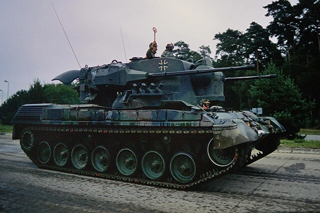 独供与の自走対空砲ゲパルトが、レオパルト戦車を空からの攻撃から守る。キャタピラなのでトランスポーターで運ぶ（写真：柿谷哲也）