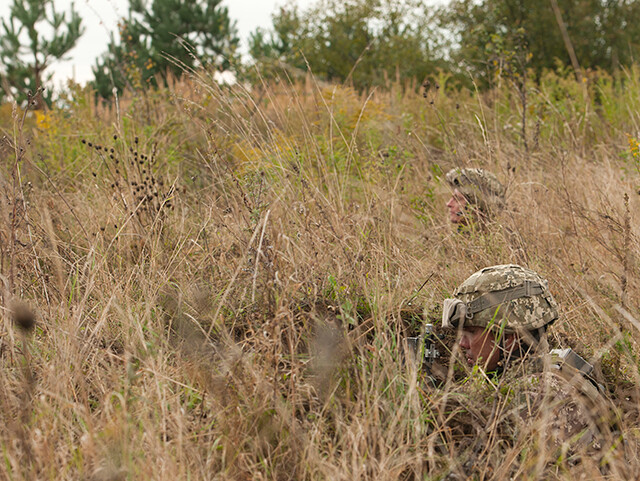 夜間、草地にワグネル兵は偵察兵を放ち突撃路を探す（写真：米国防省）