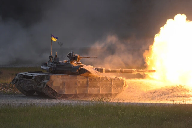 ウ軍は建物に戦車を隠してあり、ワグネル兵が逃げ込んだ小屋や建物をそれごと砲撃、機関銃連射で吹き飛ばす（写真：柿谷哲也）