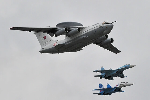 そのロシア空軍戦闘機編隊には、先日、ベラルーシの空港で破壊されたA50早期警戒機が随伴している(写真:柿谷哲也)