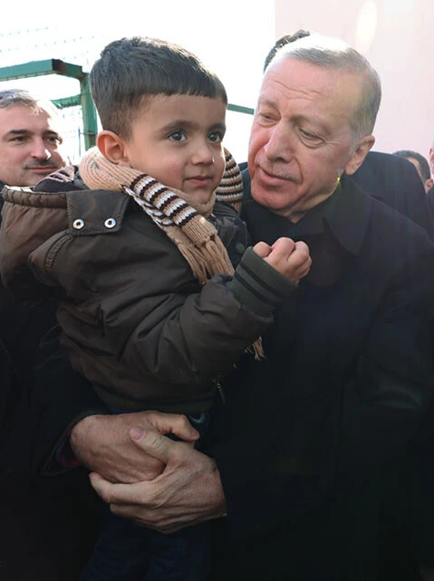 5月に大統領選を控えるトルコのエルドアン大統領は震災後すぐに被災地を訪問した。ここ1年は通貨のトルコリラの暴落、それに伴うインフレで批判が多い