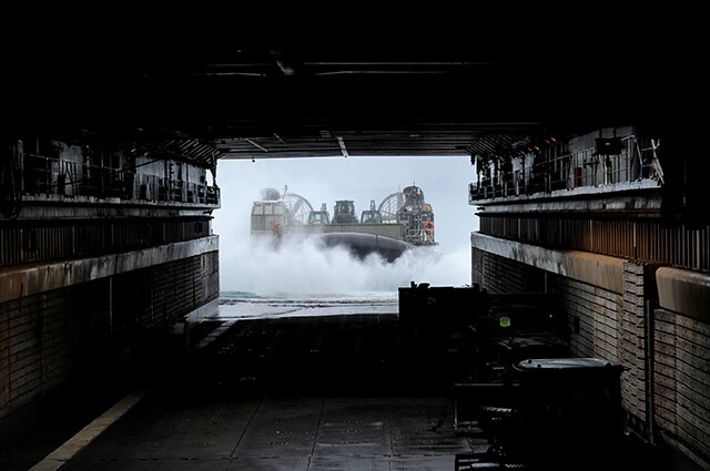 ドック型輸送揚陸艦「アシュランド」のウェルドックからエアクッション型揚陸艇(LCAC)が発進する様子