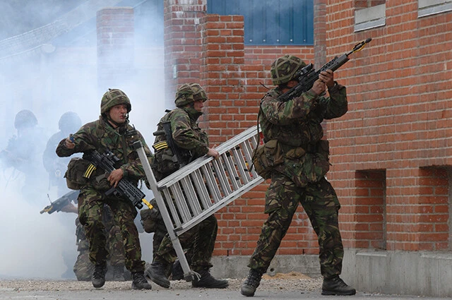 英国製軍用小銃ならばこのL85。使いづらさでは西側軍用小銃でトップクラス。しかし、英軍はこの全長の短い小銃に着剣して、銃剣突撃を実戦でやっている（写真：柿谷哲也）