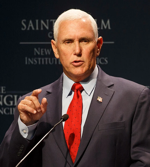 トランプ政権時の副大統領、マイク・ペンス。絶大な福音派キリスト教徒の支持基盤を持つため、カトリックのデサンティスとの宗教戦争が予想される