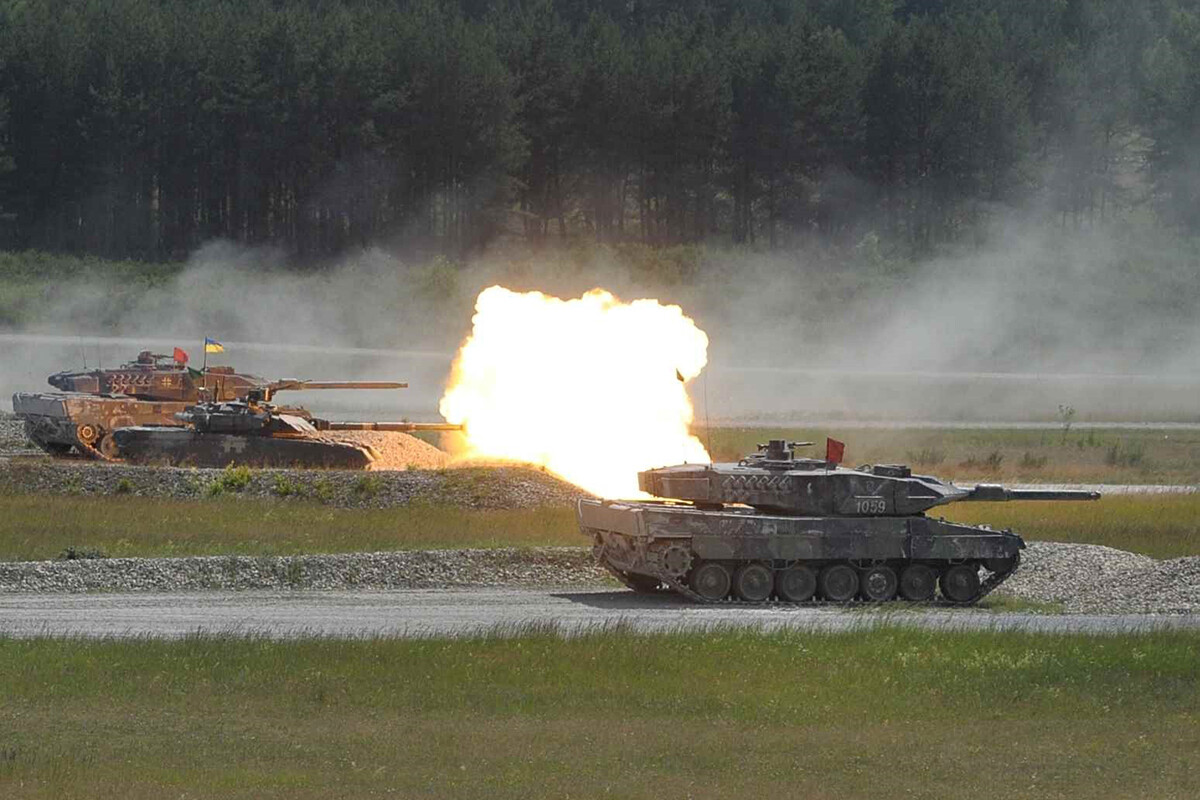 2018年のドイツにおける多国間戦車訓練で射撃を行うウクライナT-84（中央）とポーランドのレオパルド2A5。奥はドイツのレオパルド2A6（写真：柿谷哲也）