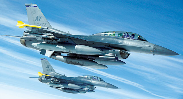F-16「空対空、空対地攻撃が行なえるマルチロール機。実機に乗らなくても各国でシミュレーターが開発されており、それを活用すればどこでも訓練できるのもメリットです」（照井氏）