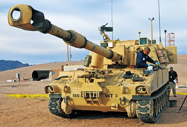 M109 155mm　自走榴弾砲「戦車が前衛なら、これは戦車に随伴する後衛。大口径の155㎜砲で敵陣へ突入する戦車と、その随伴歩兵をサポートするのが役割となります」（照井氏）