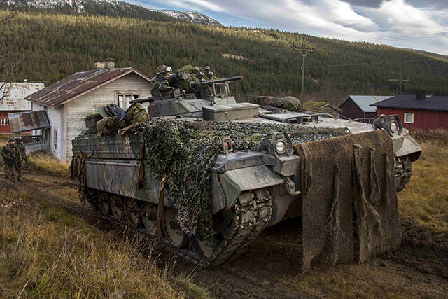 ロシア軍 歩兵戦闘車 BMP-2 実車 タグ 栓抜き ボトルオープナー 戦車 