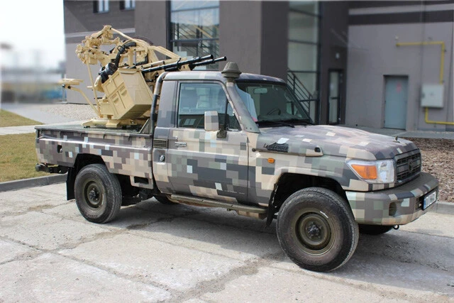 魔改造された日本車（!?）も登場！　こちらはチェコがウクライナへ供与した移動式ドローン迎撃車両、Viktor。こちらのベースになっているのはランクル70系で、同車は迫撃砲搭載車両や装甲車両のベース車としても各国軍需企業から大人気となっている