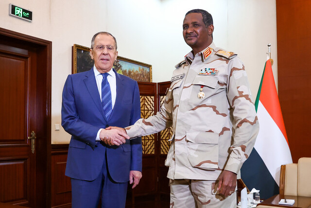 2月9日、ハルツームを訪れたロシアのラブロフ外相（左）と会談する、スーダン「即応支援部隊（RSF）」のトップ、ダガロ司令官