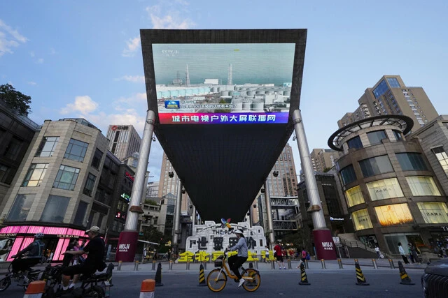 中国では原発処理水の海洋放出計画に関するニュースが大きく報じられた。写真中央は北京市内にある大型ビジョン
