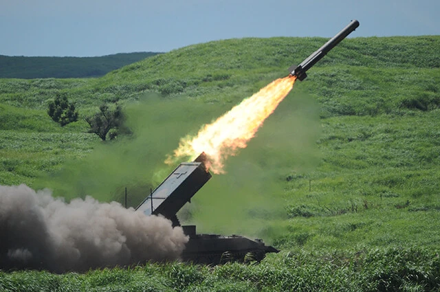 地雷原を一掃するには陸自ならば92式地雷処理車から、地雷処理ロケットを発射する（写真：柿谷哲也）