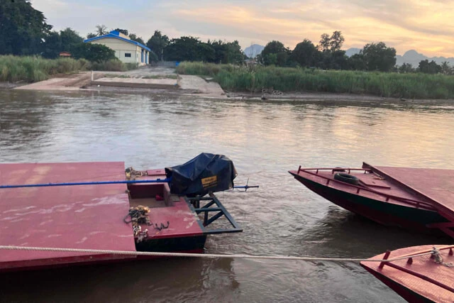 タイ側から車を船(手前)に載せて、対岸のミャンマーへ運ぶ。運搬作業にかかる時間は全体で10分程度とのこと