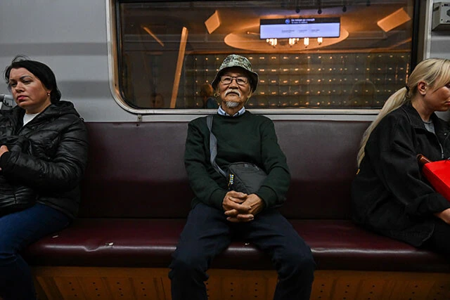 地下鉄に乗ってハルキウ中心部に向かう土子さん。ハルキウではロシアの侵攻が始まってから地下鉄、トラム、バスなど公共の乗り物が無料になっている