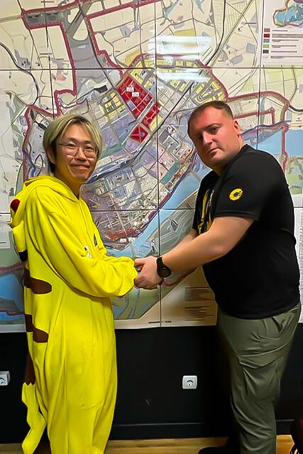 洪水発生3日目の6月8日にヘルソン市長(右)とミーティングを行ない、市と連携して支援活動ができるようになった(中條氏提供)