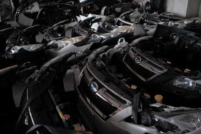 ミャンマーへの密輸を行なう業者の倉庫にはさまざまな車種の部品が置いてあった