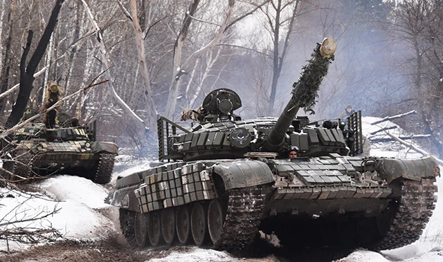 混乱したロシア軍支配地域の脆弱な地点から、ウクライナ軍の打撃部隊がT72戦車を先頭に突撃を開始する。写真は訓練中のT-72（写真：ウクライナ国防省）