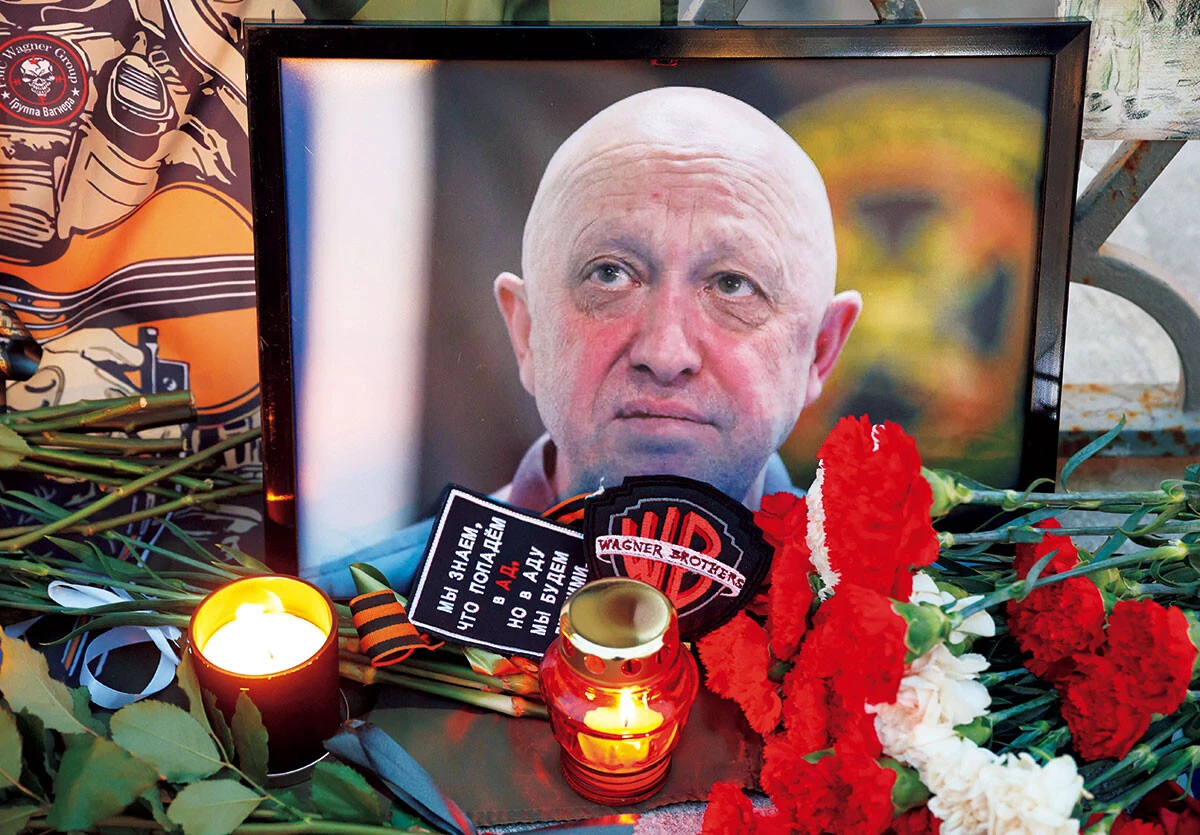 戦地から罵詈雑言でロシア軍や国防省を非難するそのキャラクターは人気が高く、出身地のサンクトペテルブルクやワグネルが蜂起したロストフでは追悼スポットが設けられた