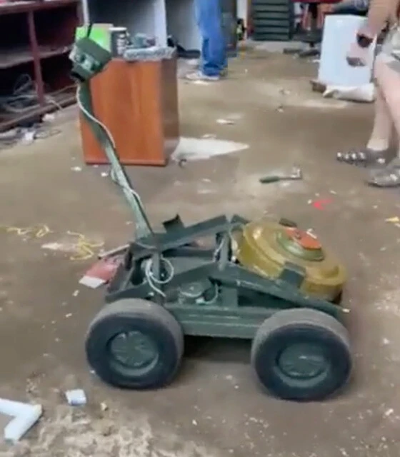 民間が開発した無人車両「ゴキブリ」 対戦車地雷の設置と除去、弾薬や砲弾の輸送、さらには爆薬を満載して敵塹壕への自爆攻撃など、汎用性の高さがウリの無人車両。操作はリモートで行ない、最大積載重量は30㎏