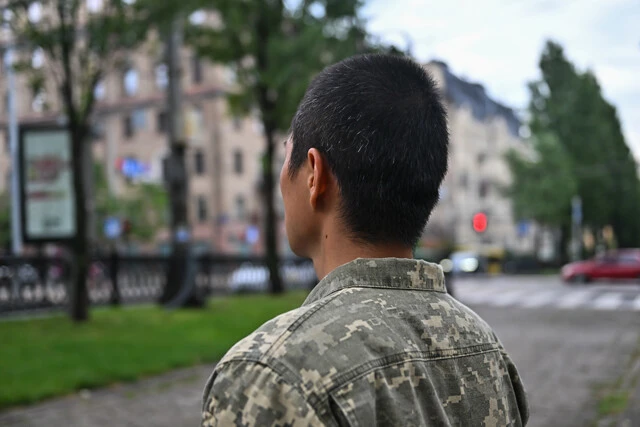 キーウ中心部の公園で、現在の状況や心境を語ってくれた元陸上自衛官の箕作さん。現在の訓練は本当に充実しているという