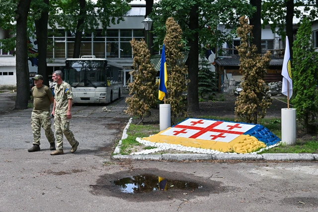 本村さんが寝泊まりするジョージア軍団の基地は前線から離れたキーウの中心街近く。普段は穏やかな雰囲気だ