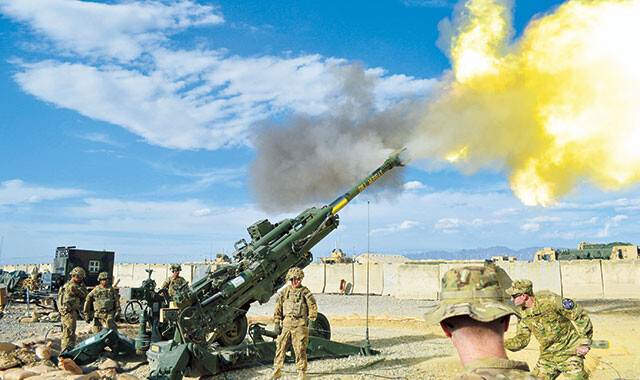 M777 155mm　榴弾砲「誘導式のエクスカリバー砲弾を使用すれば、20㎞圏内なら誤差5m以内の精度で弾着。M777が前衛、ハイマースが後衛という運用で陸戦の主役となっています」（照井氏）