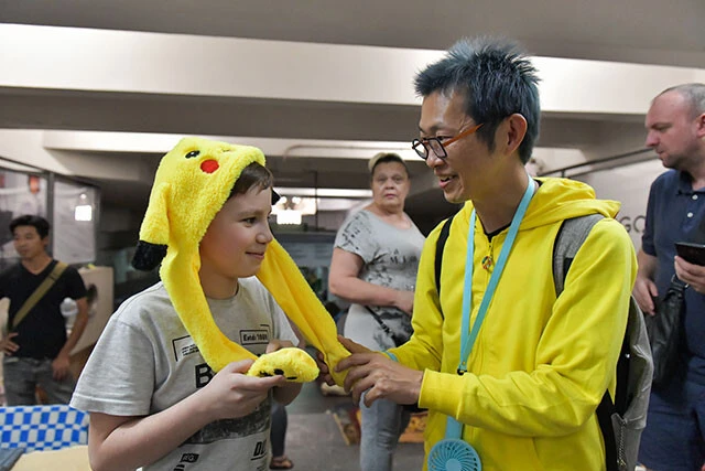 同じく昨夏のハルキウ、地下鉄にて。子供たちは中條さんからピカチュウの帽子をかぶらせてもらうと喜んでいた