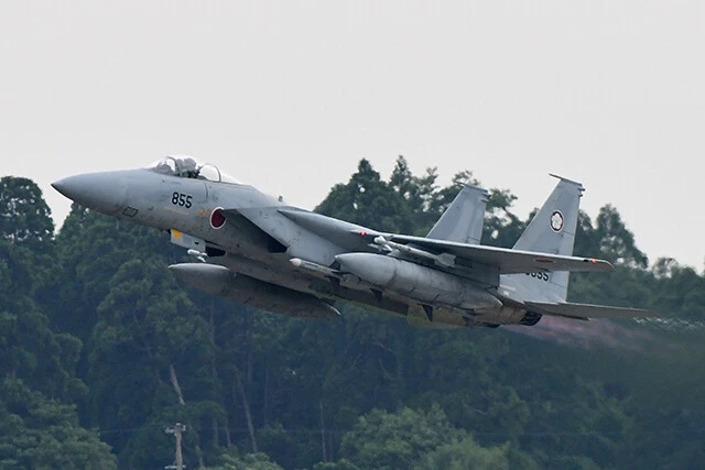 中国無人機が飛来する度に、空自は実弾(ミサイル)を携行したF15で緊急発進対応する。中国軍無人機TB001は、30時間以上飛んでる。その全てに空自の有人戦闘機が監視する。凄まじい負担がパイロットと戦闘機を整備する整備員に襲い掛かる(写真:柿谷哲也)