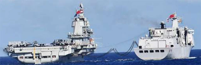 空母・山東（左）に給油を行なう903型補給艦。今回、中国は補給艦3隻が代わる代わる艦隊に随行し、空母や護衛の駆逐艦に給油を行なった