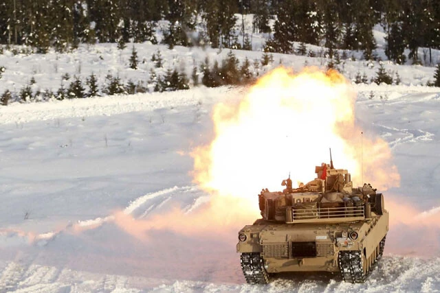 米国から供与されたM1エイブラハム戦車が使用できるのは、ウクライナ空軍にF16が来て航空優勢を獲り、地面が凍った厳冬以降。クリミア半島の最後の掃討の時に使えると二見氏は分析する。写真はNATOの訓練（写真：米陸軍）