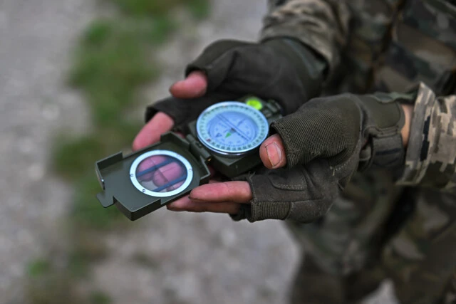 富岡さん所有の、世界最高峰といわれる米カメンガ社の軍用コンパス。広大なウクライナでは正確なコンパスは必須