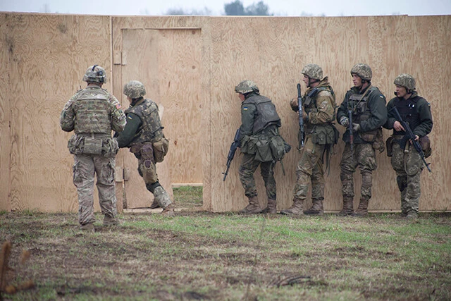 さらにワグネル兵は障害物の前で行動を止められる（写真：米国防省）