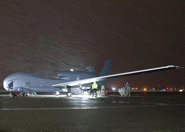 空自の「RQ‐4Bグローバルホーク」は昨年12月に初飛行。青森・三沢基地に新編した「偵察飛行隊」に3機配備される見通しで、高い高度から広域を偵察・監視する