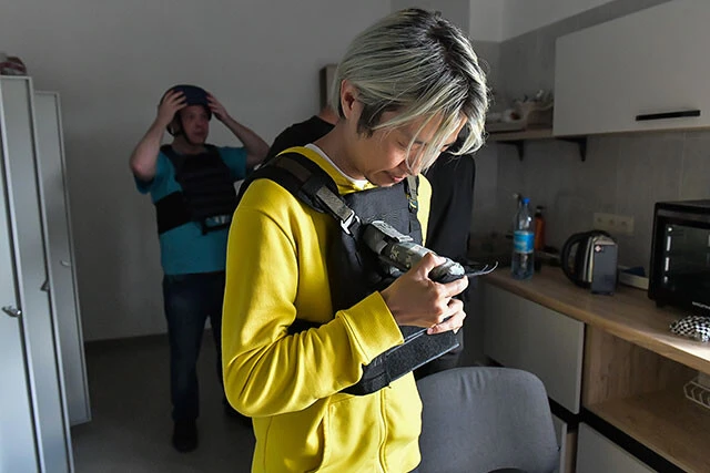 ヘルソンでは川を挟んで砲撃戦が続いており、前線地域に支援物資を届ける際は必ず防弾ベストとヘルメットを着用する