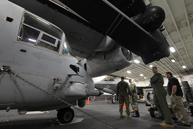 強襲揚陸艦「ワスプ」の航空機格納庫。オスプレイ輸送機やF35Bステルス戦闘機が整備のために格納されている