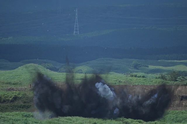 地上に落下すると同時に連鎖爆発。幅5m、長さ300mの突撃路を地雷原に開く（写真：柿谷哲也）