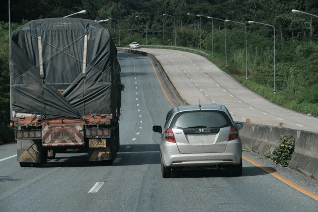 タイ北西部のメソトの道路で見かけたナンバーなしの日本車(右)