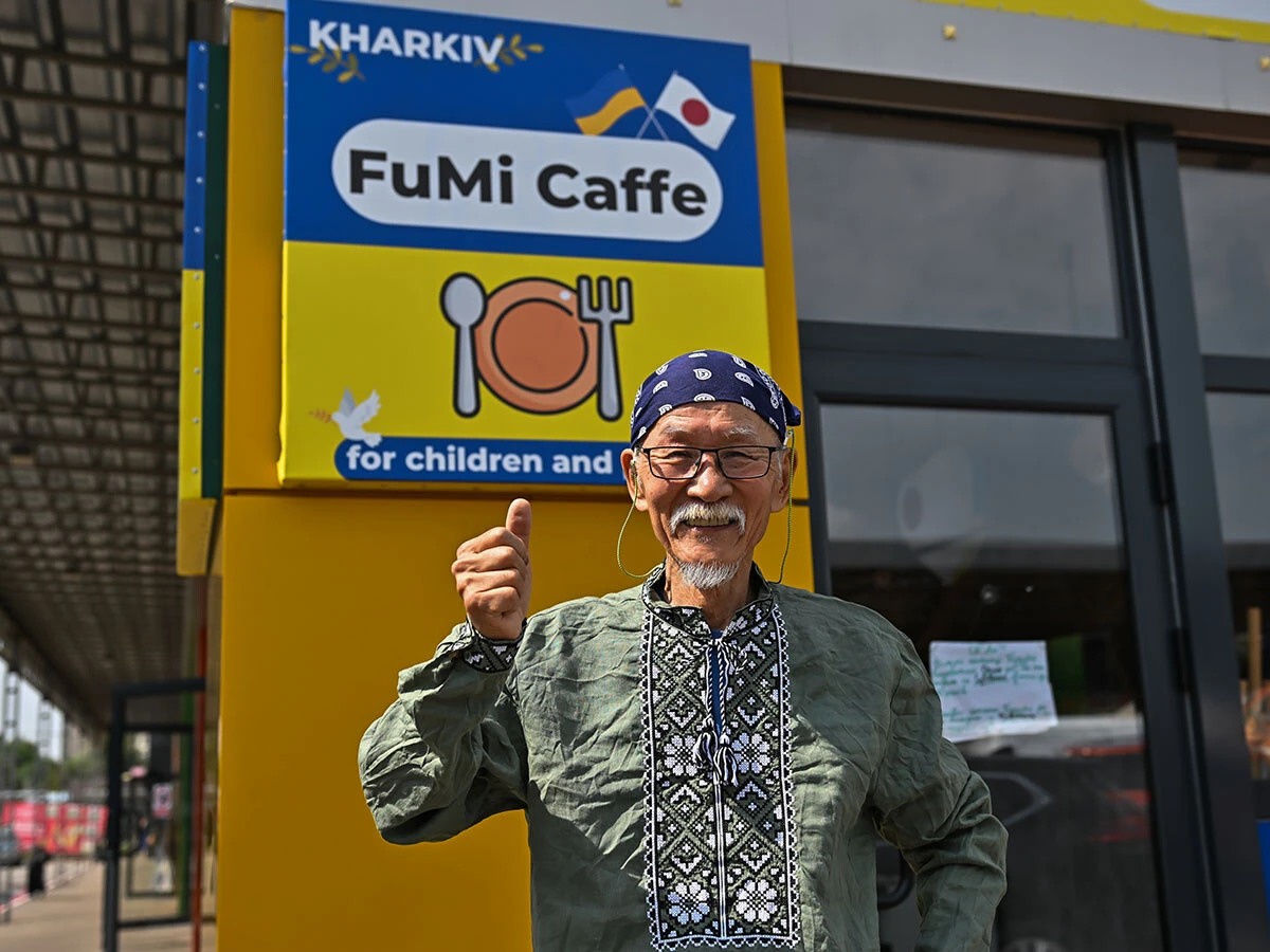 写真撮影では「ジャクユー（ありがとう）」と言いながらポーズを決めるのが土子さんの定番