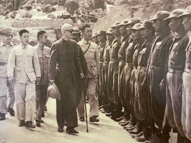 金門島の将兵を視察する蒋介石(中央)の写真。彼は国軍が大金星を挙げた金門を好み、しばしば訪れた。そのおかげで島の軍事化が進んだともいえる。古寧頭戦史館で撮影