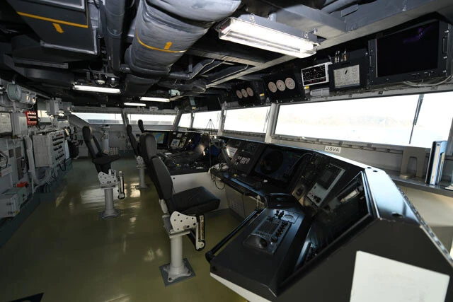 「もがみ」の操舵室。近未来的なグラスコクピットとなっている（写真：柿谷哲也）