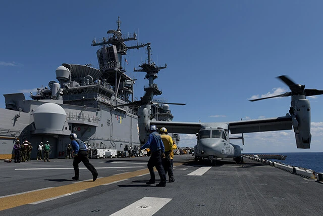 強襲揚陸艦は強襲作戦の洋上航空基地。標準的な編成ではオスプレイ10機、CH53輸送ヘリ4機、AH1Z攻撃ヘリ4機、UH1Y汎用ヘリ3機、F35B戦闘機6機、MH60S汎用ヘリ2機