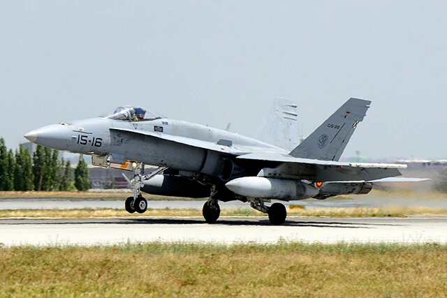 スペインのFA18Aは新しいタイプのEF2000に更新中だが、自国の空軍力を削っての供与はあるか(写真:柿谷哲也)