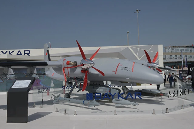 「空対空ミサイル搭載無人機が必要ならば、航続距離7500キロ、滞空24時間、巡航速度240キロ、最大速度360キロのトルコ製の無人攻撃機バイラクタル・アキンジです。短距離ミサイル・ゴクチェクを搭載可能ですが、このミサイルの海外輸出は数年先です」(柿谷氏)