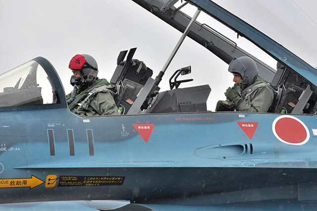 この日、インド空軍西部航空コマンド司令官､パンカジ・モーハン・シンハ中将はF2Bの体験搭乗をした