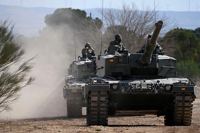 ロシア軍の強固な防陣を突破するために、ドイツ製の最強戦車レオパルトも最前線に投入された