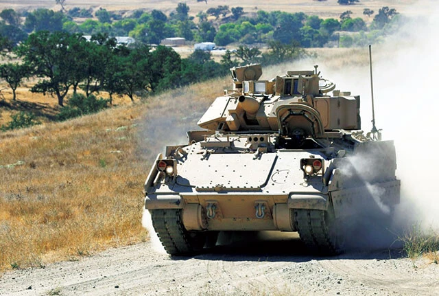 M2ブラッドレー「歩兵を運搬する車両で、エイブラムス戦車に随伴して行動することを目的として開発されました。完全装備の歩兵が最大7名乗車できる、＂戦場のタクシー＂です」（照井氏）