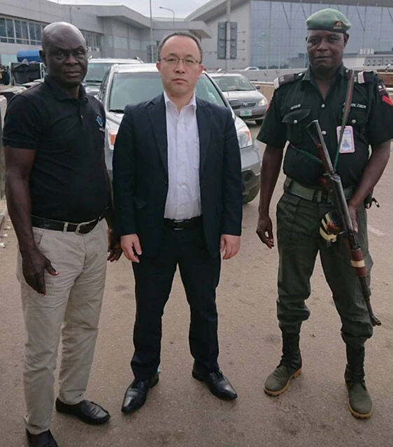 セキュリティコンサルタントの松丸俊彦氏（写真中央）