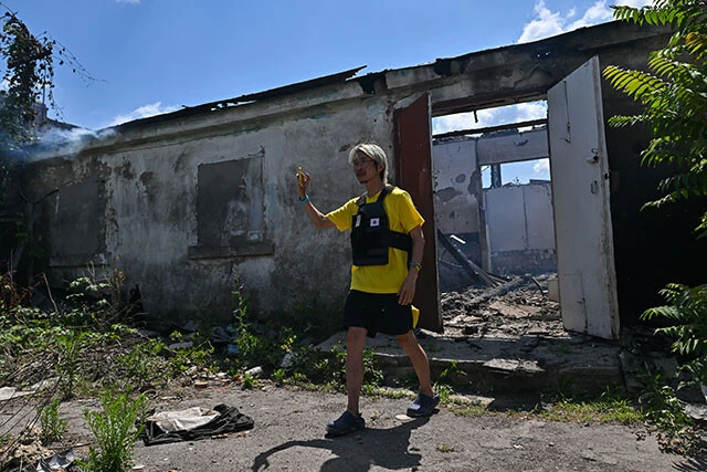 ヘルソンのアントニウカ村で砲弾が着弾した元飲食店の建物。近づくとまだ熱気が残っており、内部はところどころ煙が上がっていた