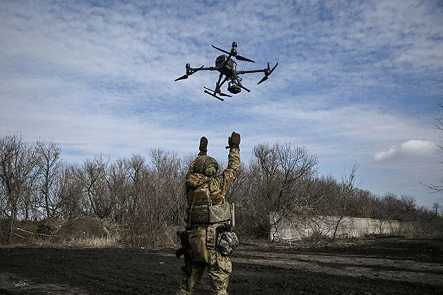 ウクライナの戦場では日々、大量のドローンが集めた「実像データ」が積み上げられ、AIの能力向上に役立てられていると思われる