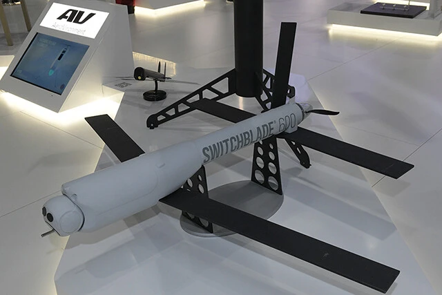 陸自戦闘ヘリ全廃の代用は無人機に託される。写真の無人機スイッチブレード600は、射程40kmで対戦車・装甲車両を自爆特攻で破壊可能だ
